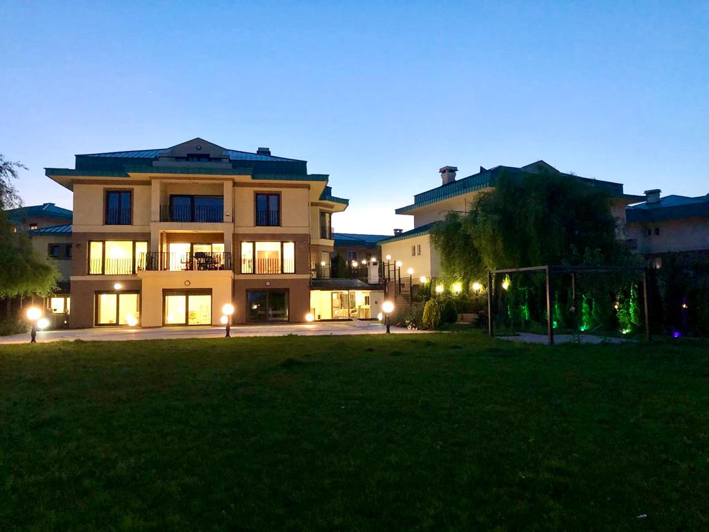 Luxury Villa || Heated Private Pool || Lake View || 8 Rooms for Sale 5
