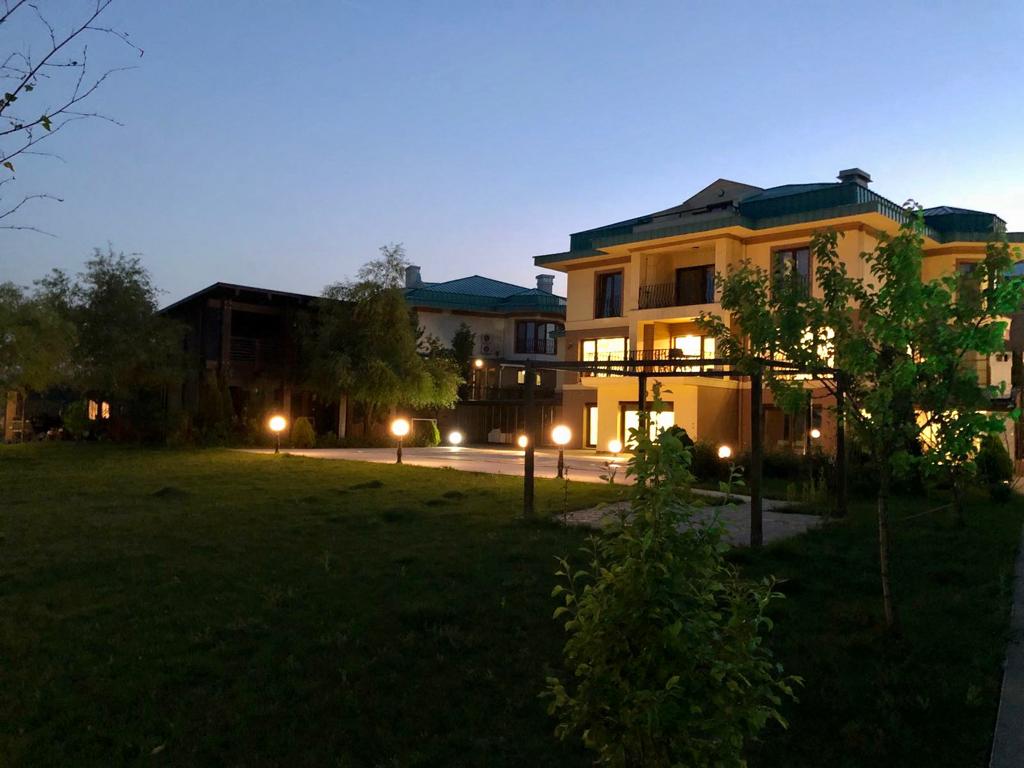 Luxury Villa || Heated Private Pool || Lake View || 8 Rooms for Sale 4